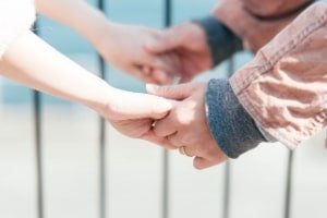 手をつなぐ夫婦
