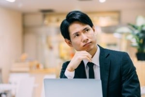 悩む人